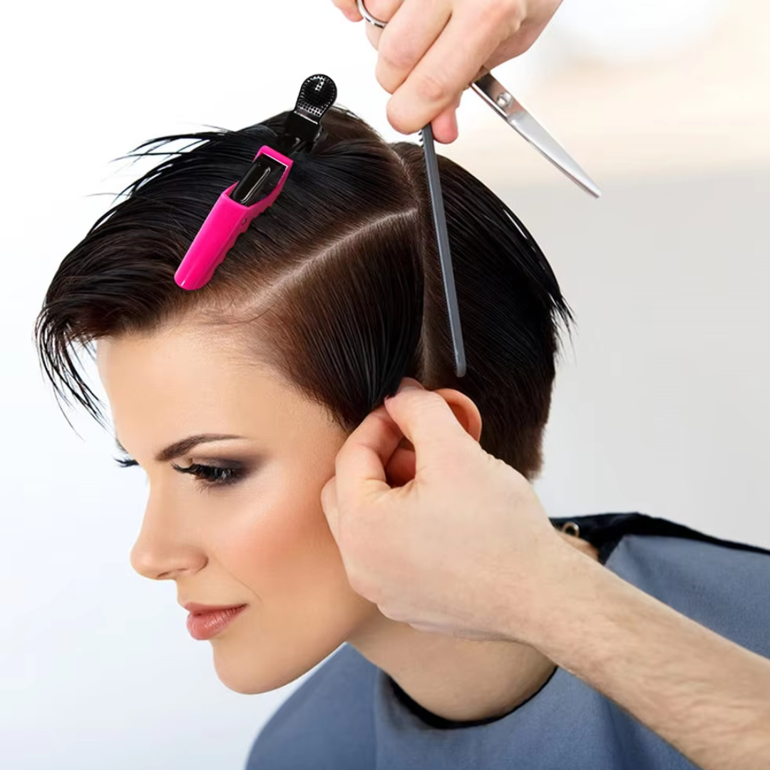 Frau mit kurzem Haar, Friseur schneidet mit Schere, pinke Haarspange, Friseursalon.