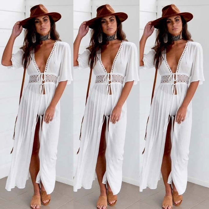 Frau in weißem Maxikleid mit Spitze, braunem Hut, Sommermode, Boho-Stil, elegantes Outfit.