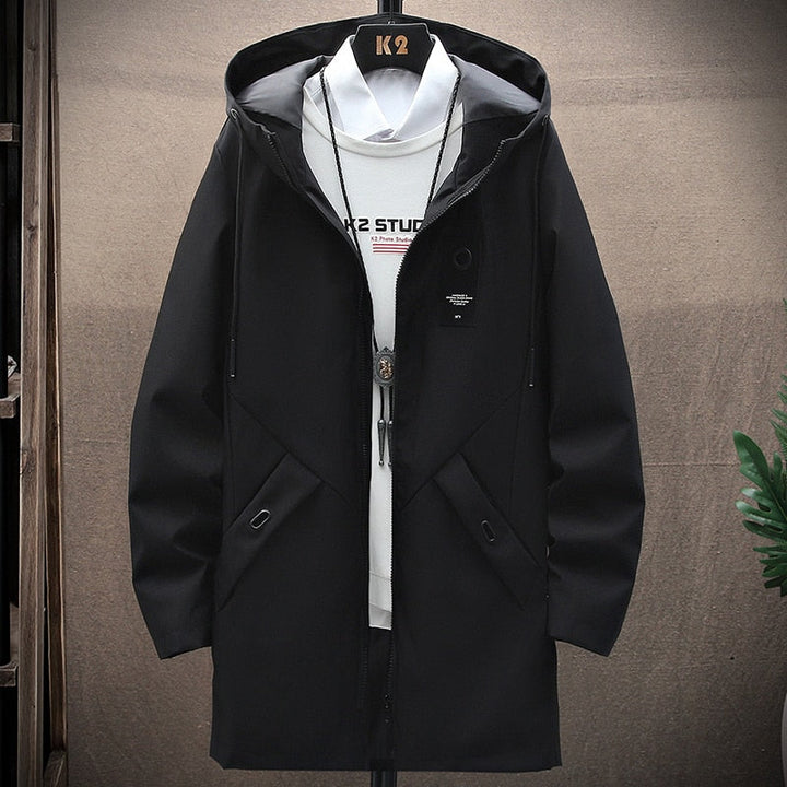 Schwarzer Herrenmantel mit Kapuze, Reißverschluss, lässiger Stil, ideal für Herbstmode.