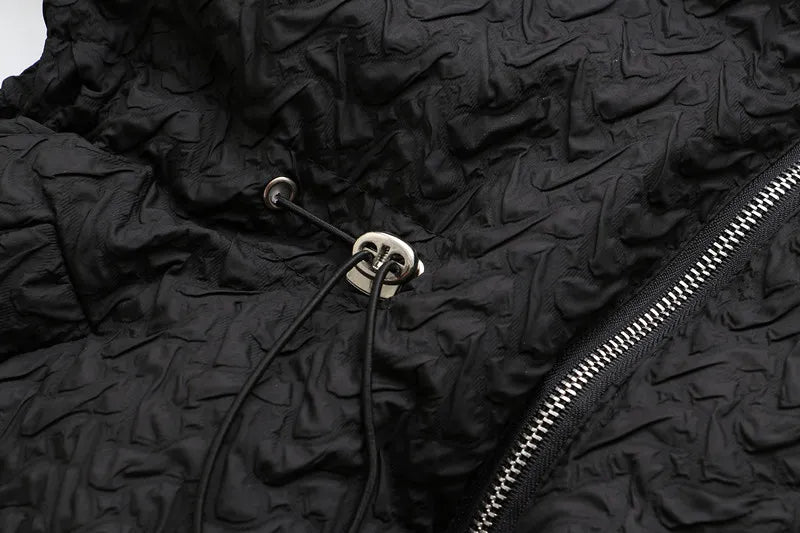 Schwarze Jacke mit Kordelzug, Reißverschluss, strukturierte Oberfläche, modisch, Unisex.