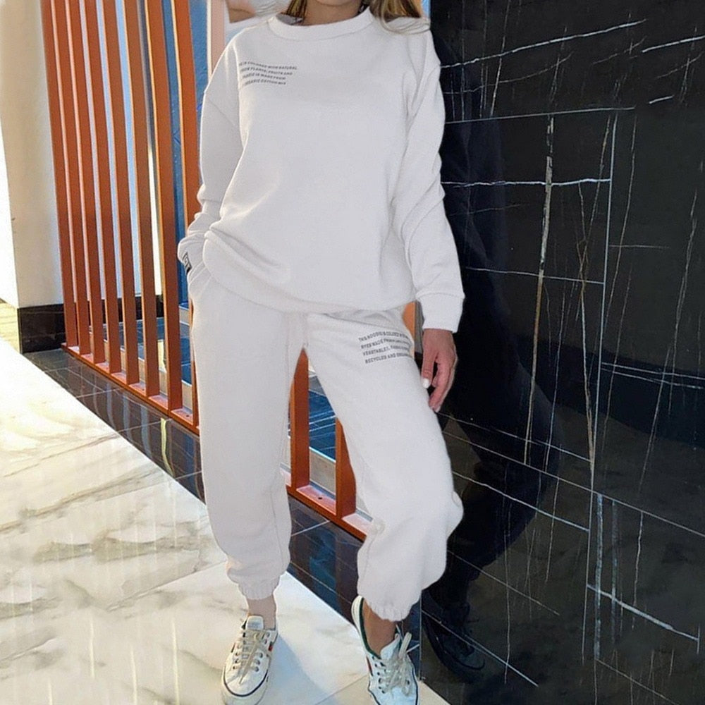Frau in weißem Jogginganzug, lässig, bequem, Freizeitmode, moderne Damenbekleidung.