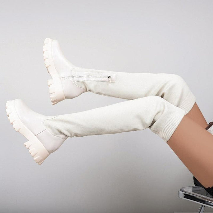 Weiße Overknee-Stiefel mit dicker Sohle, Reißverschluss, Damenmode, trendige Schuhe.