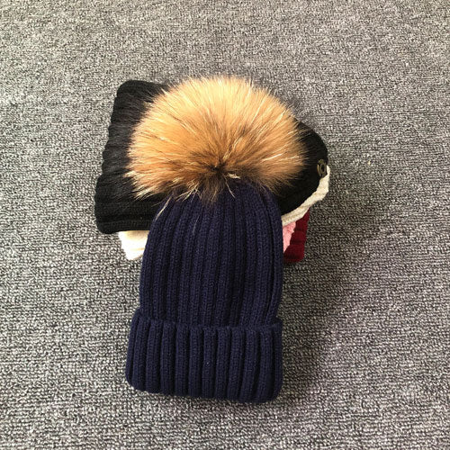 Dunkelblaue Strickmütze mit Kunstfellbommel, Wintermode, warme Accessoires, Unisex.