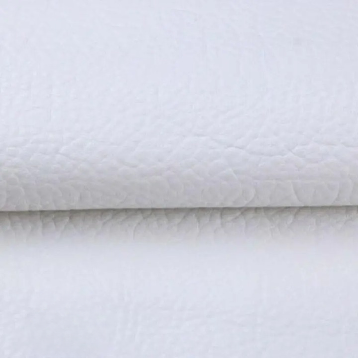 Detail bílé zrnité textury záplaty přehnuté v záhybu 11