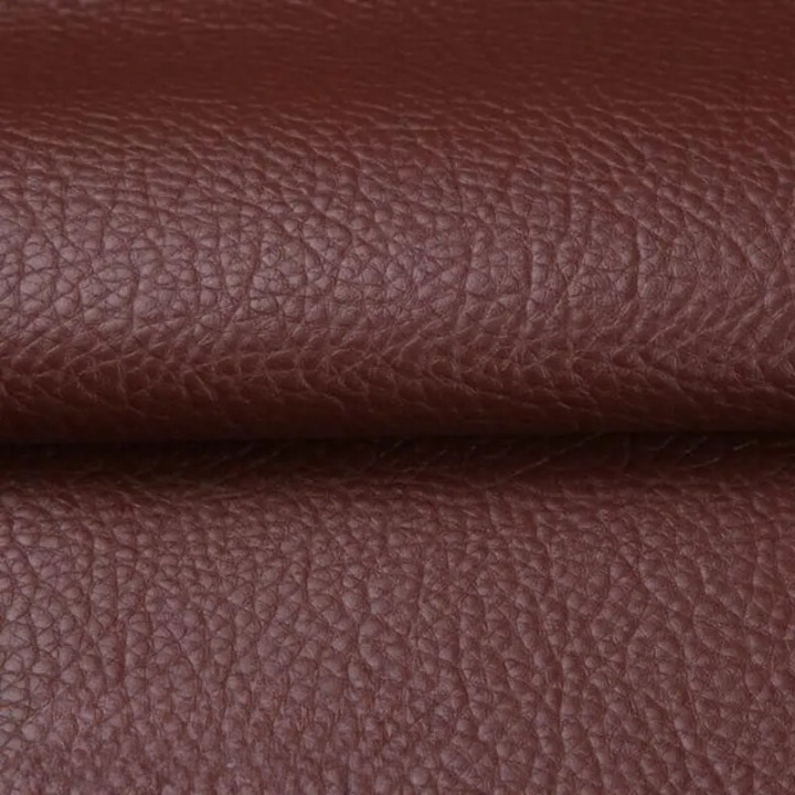 Detail vínově hnědé zrnité textury záplaty přehnuté v záhybu 13