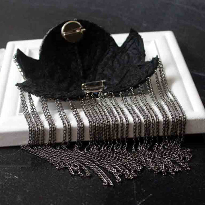Handgemachte schwarze Strass-Kette mit Quasten, Epaulette, Metallbrosche, Militärstil.