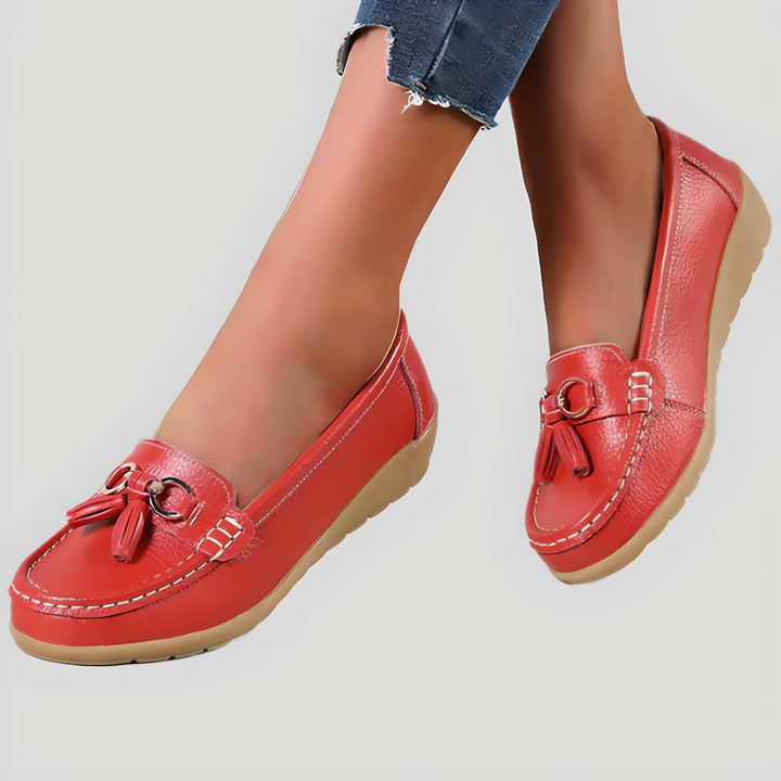 Rote Damen-Mokassins aus Leder mit Quasten, bequeme Freizeitschuhe, rutschfeste Sohle.