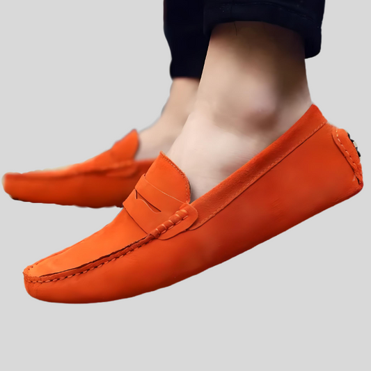 Orangefarbene Mokassins aus Leder für Herren, bequeme Freizeitschuhe, modisch und stilvoll.