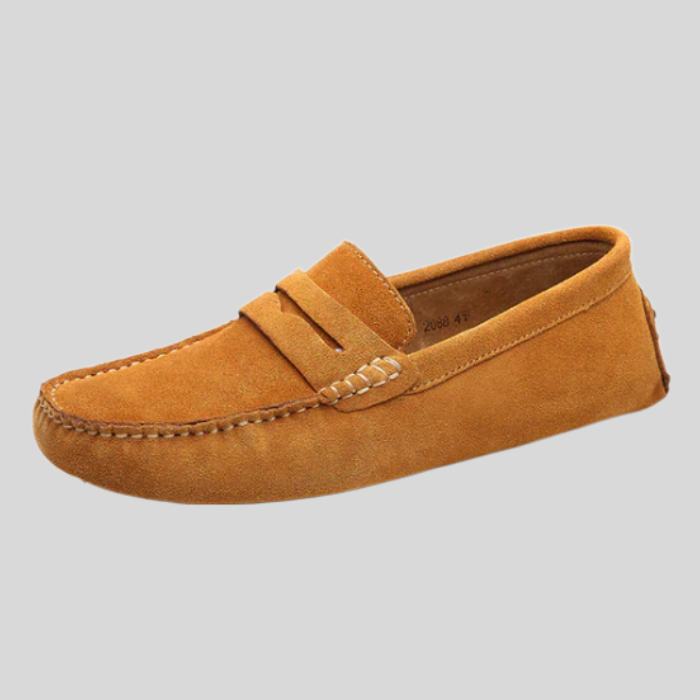 Brauner Wildleder-Mokassin für Herren, klassisches Design, bequeme Freizeitschuhe.
