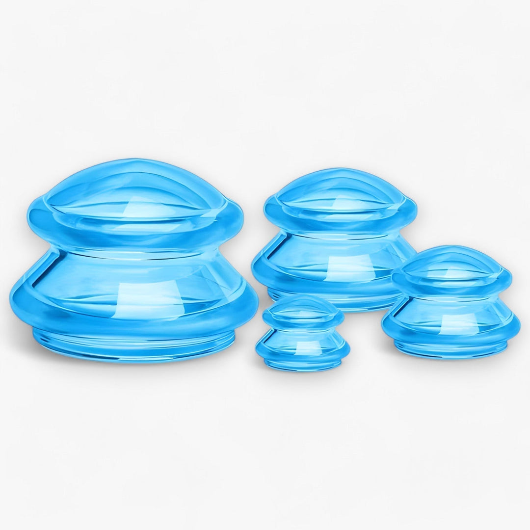Vier blaue Silikon-Schröpfgläser in verschiedenen Größen auf weißem Hintergrund.