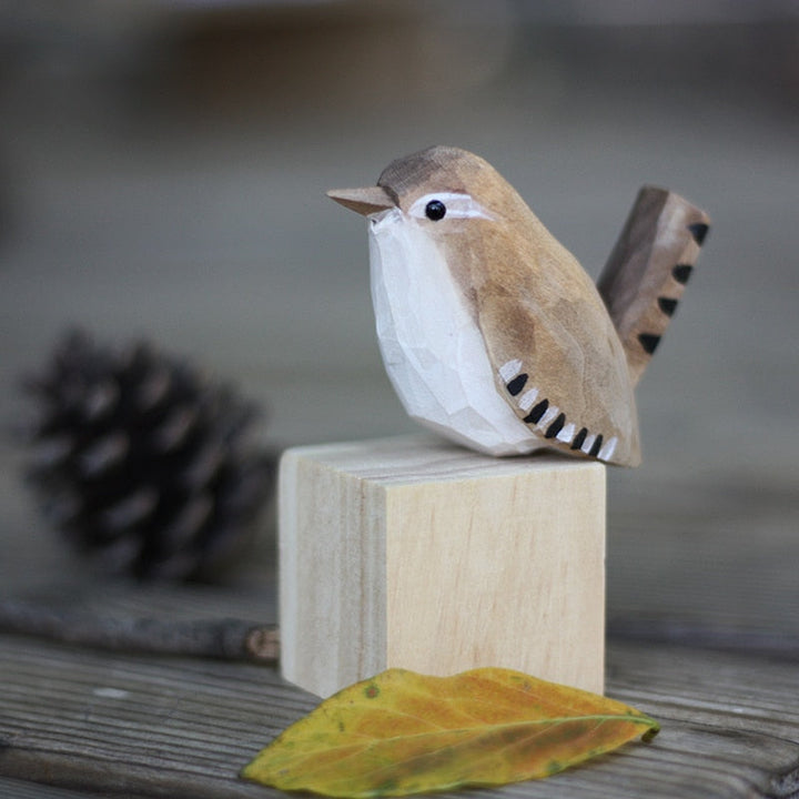 Holzvogel-Skulptur auf Würfel, handgeschnitzt, naturgetreu, Dekoration, Herbstlaub, Kieferzapfen.