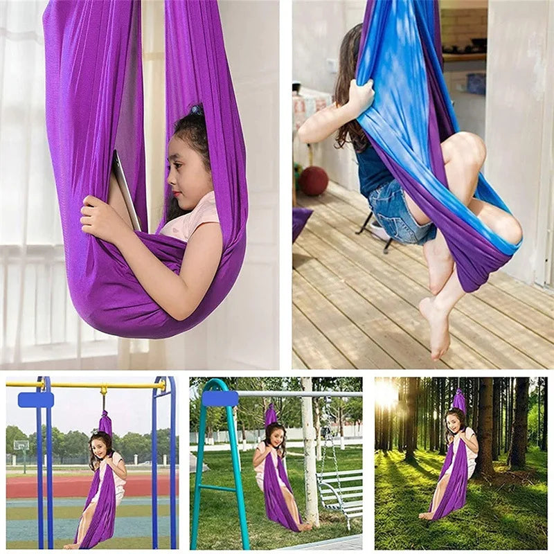 Mädchen in lila und blauer Hängematte, Indoor-Outdoor-Schaukel, sensorisches Spielzeug.