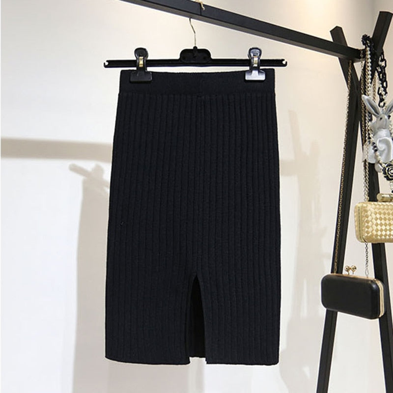 Schwarzer gerippter Strickrock mit Schlitz, knielang, elegant, Damenmode, Herbstkollektion.