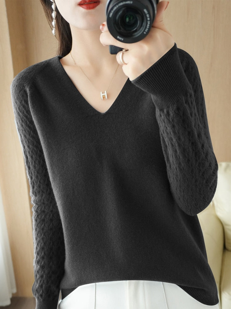 Damenpullover V-Ausschnitt, schwarz, Strickmuster, Langarm, elegant, modisch, Herbstmode.