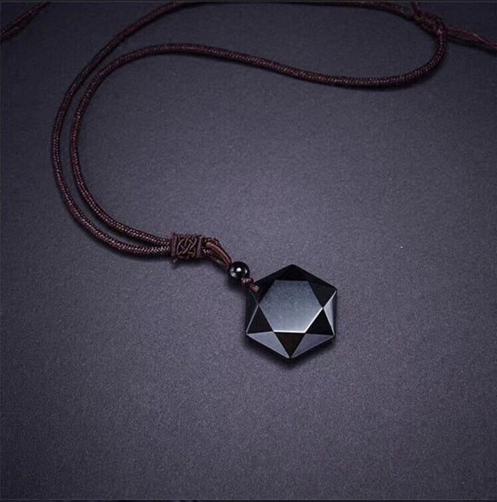 Schwarzer hexagonaler Obsidian-Anhänger an brauner Kordel, Schmuck für Damen und Herren.