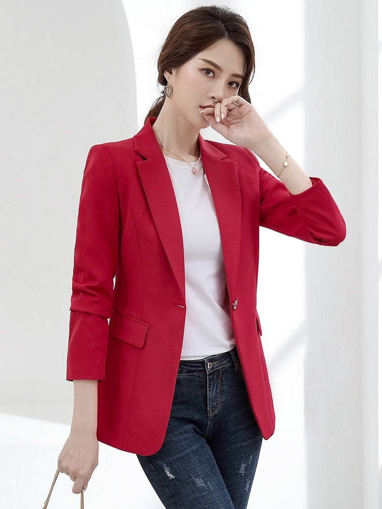 Frau in rotem Blazer, weißem T-Shirt und Jeans, modisch, elegant, Damenmode, Büro-Outfit.