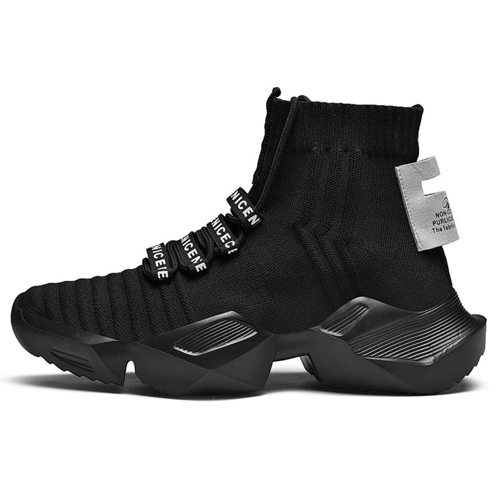 Schwarzer Sneaker mit hohem Schaft, modernem Design und Textdetails, ideal für Streetwear.