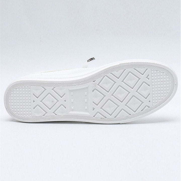 Weiße Sneaker-Sohle, rutschfestes Gummimaterial, geometrisches Muster, Unisex-Sportschuh.