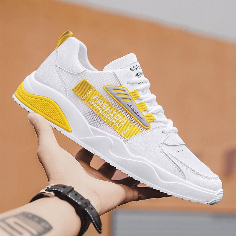 Weiße Sneaker mit gelben Akzenten, modisches Design, atmungsaktiv, Freizeitschuh für Herren.