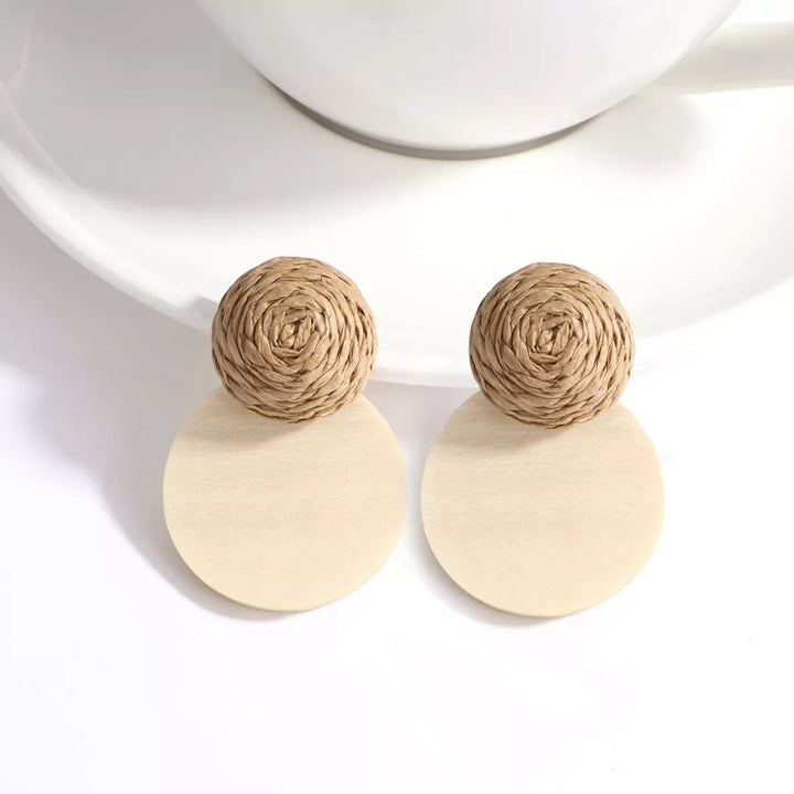 Runde Ohrringe aus Holz und Rattan, handgefertigt, beige, modisches Accessoire für Damen.