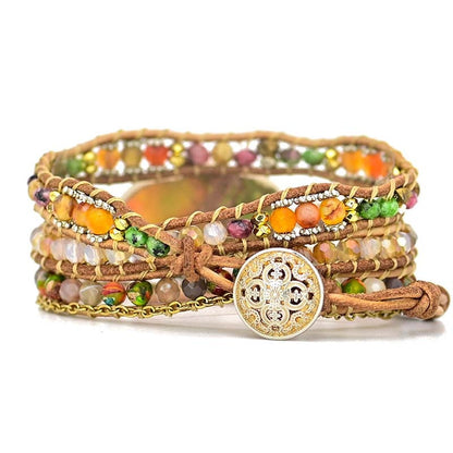 Mehrfarbiges Wickelarmband mit Edelsteinen und goldfarbenem Knopf, handgefertigt, Boho-Stil.