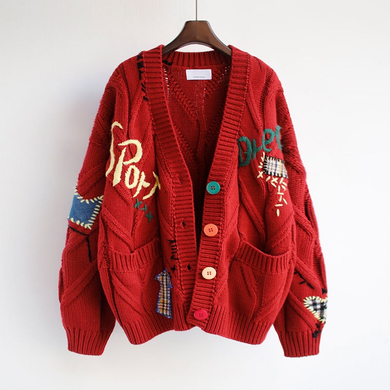 Roter Strickcardigan mit bunten Knöpfen und Stickereien, Damenmode, Herbst/Winter.