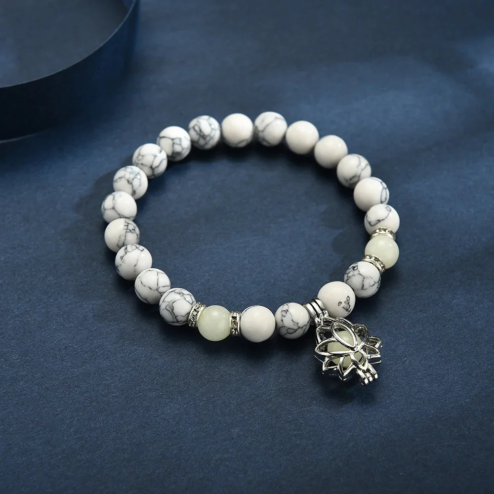 Weißes Howlith-Armband mit Lotus-Anhänger, Schmuck, Edelstein, Damen-Accessoire, Geschenkidee.