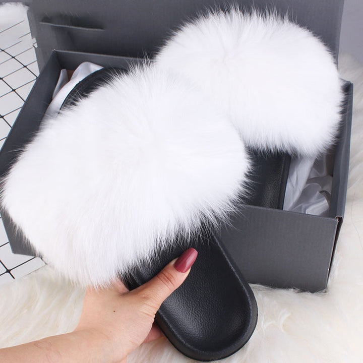 Weiße flauschige Pelzhausschuhe in schwarzer Box, Damenmode, gemütliche Pantoffeln.