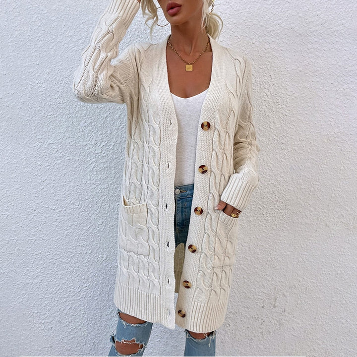 Frau trägt cremefarbenen Strickcardigan mit Knöpfen, lässiger Stil, modische Damenbekleidung.