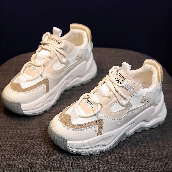 Weiße Sneaker mit dicker Sohle, Lederoptik, sportlich, modisch, Damen- und Herrenschuhe.