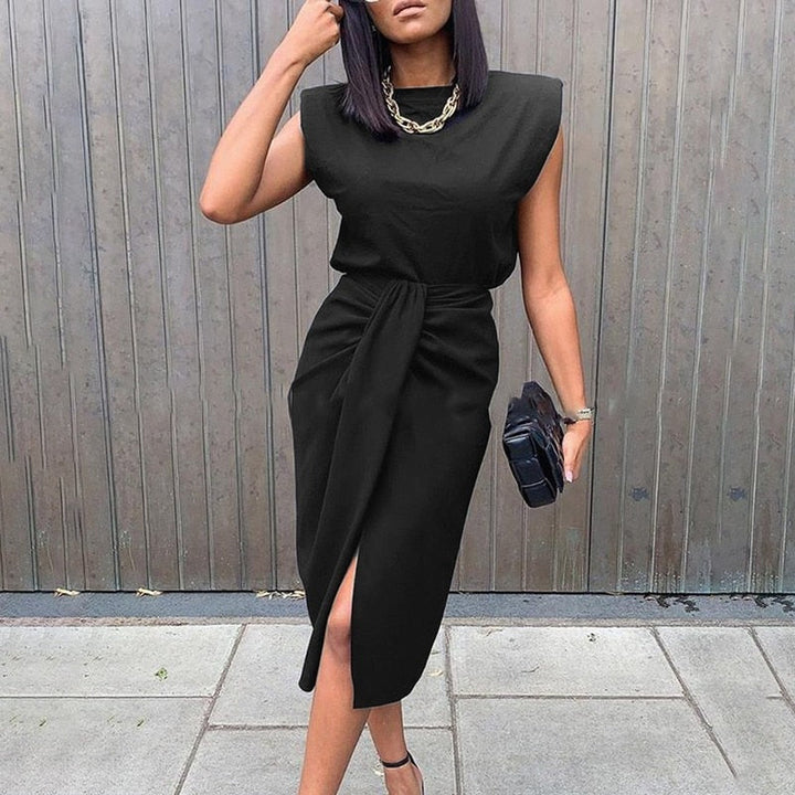 Frau in schwarzem ärmellosen Kleid mit Kettengürtel, elegante Mode, Sommeroutfit.