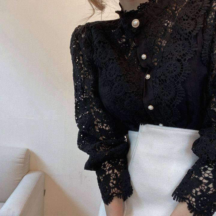 Schwarze Spitzenbluse mit Perlenknöpfen, elegantes Design, Damenmode, langärmlig.