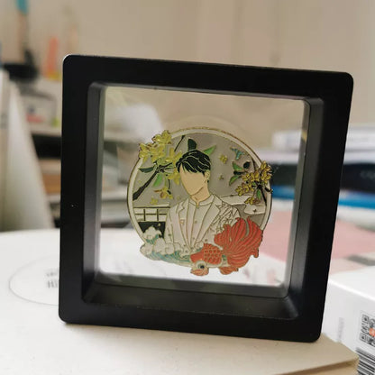 Schwarzer Rahmen mit dekorativem Emaille-Pin, Mann mit Blumen und Fischen, Kunsthandwerk.