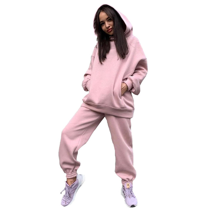 Frau in rosa Hoodie und Jogginghose, lässige Damenmode, bequemer Freizeitanzug, Streetwear.