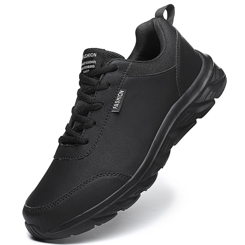 Schwarzer Herren-Sneaker, rutschfest, atmungsaktiv, modisch, für Alltag und Sport.