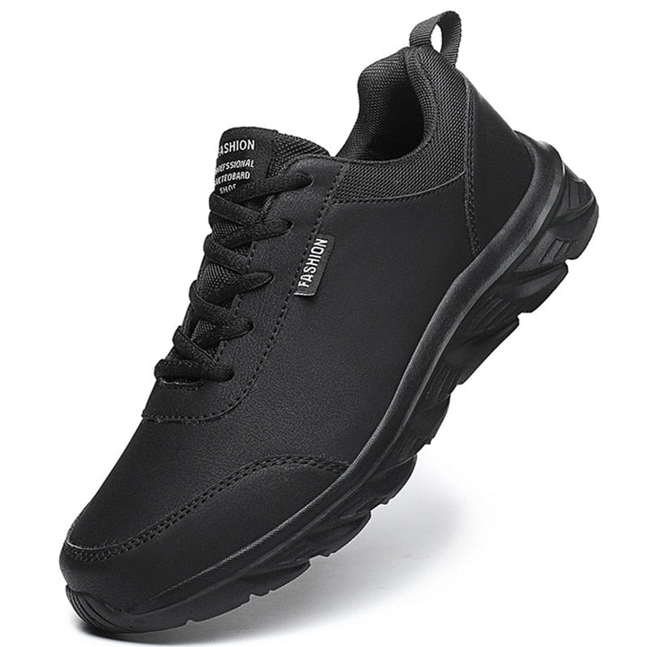 Schwarzer Herren-Sneaker, rutschfest, atmungsaktiv, modisch, für Alltag und Sport.