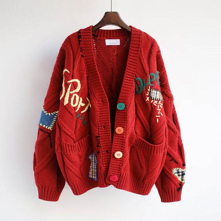Rote Strickjacke mit bunten Knöpfen und Stickereien, Damenmode, Oversize, Baumwolle.