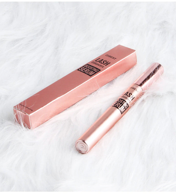 Wimpernserum in roségoldener Verpackung auf weißem Fell, kosmetisches Pflegeprodukt.