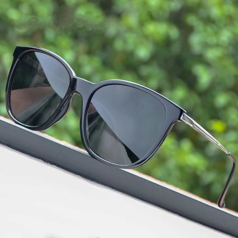 Schwarze Sonnenbrille mit großen Gläsern, modisches Accessoire, UV-Schutz, Damenmode.