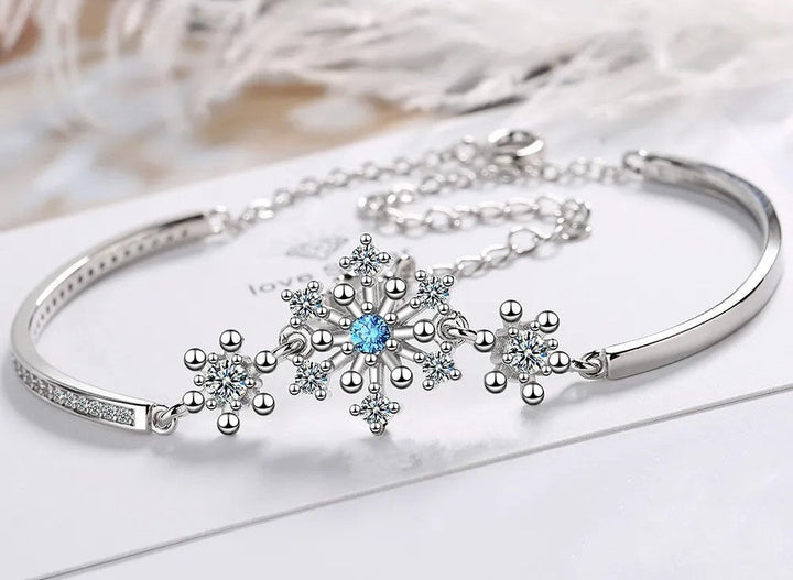 Silbernes Schneeflocken-Armband mit blauen Kristallen, Damen-Schmuck, elegantes Design.