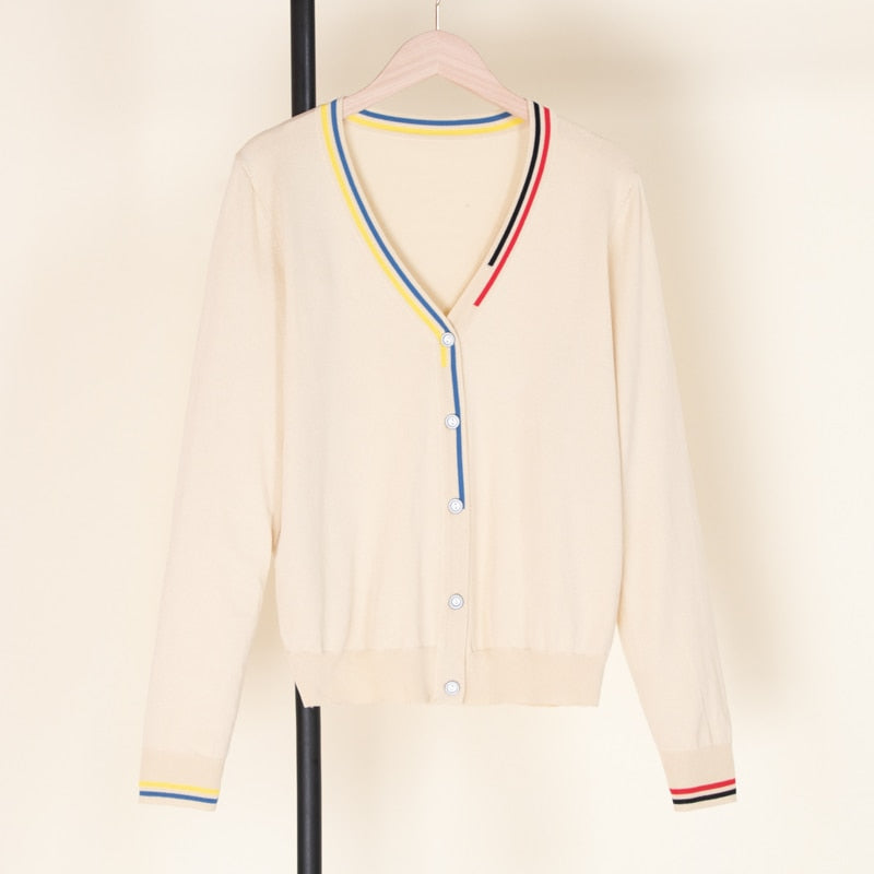 Beiger Cardigan mit V-Ausschnitt, bunte Streifen, Knöpfe, Damenmode, Baumwolle.