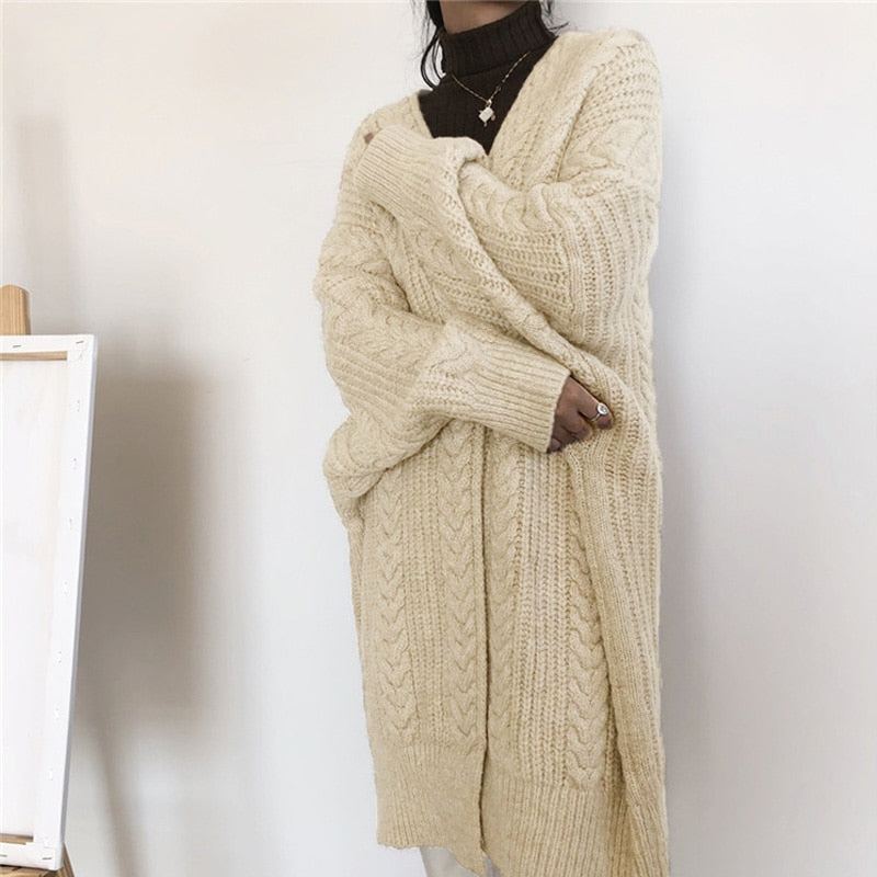Damen Strickjacke beige, Zopfmuster, lang, warm, modisch, Winterkleidung, gemütlich.