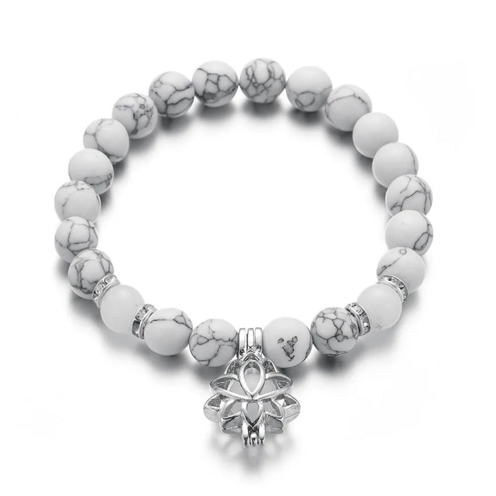 Weißes Howlith-Armband mit silbernem Lotus-Anhänger, Edelstein-Schmuck, elastisch.