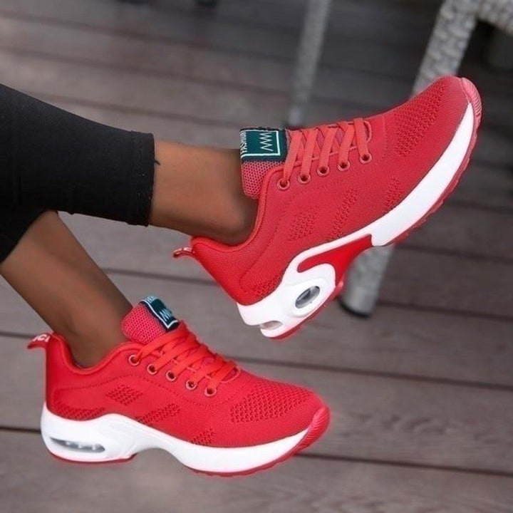 Rote Damen-Sneaker, atmungsaktiv, sportlich, mit weißer Sohle, ideal für Freizeit und Fitness.