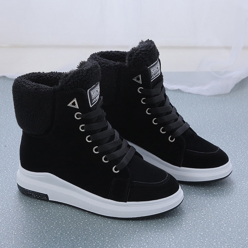 Schwarze Damen-Winterschuhe mit Fellfutter, hohe Sneakers, rutschfeste Sohle.