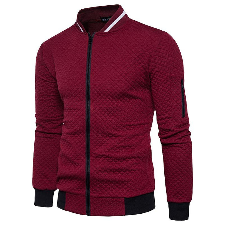 Rote Herren-Bomberjacke, gesteppter Stoff, Reißverschluss, modisch, Freizeitkleidung.