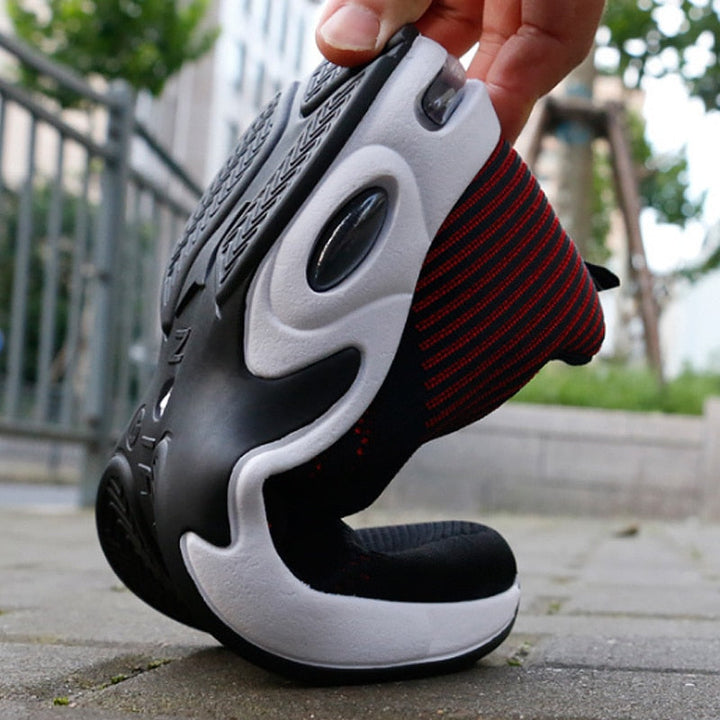 Schwarzer und roter flexibler Sportschuh, rutschfest, atmungsaktiv, für Outdoor-Aktivitäten.