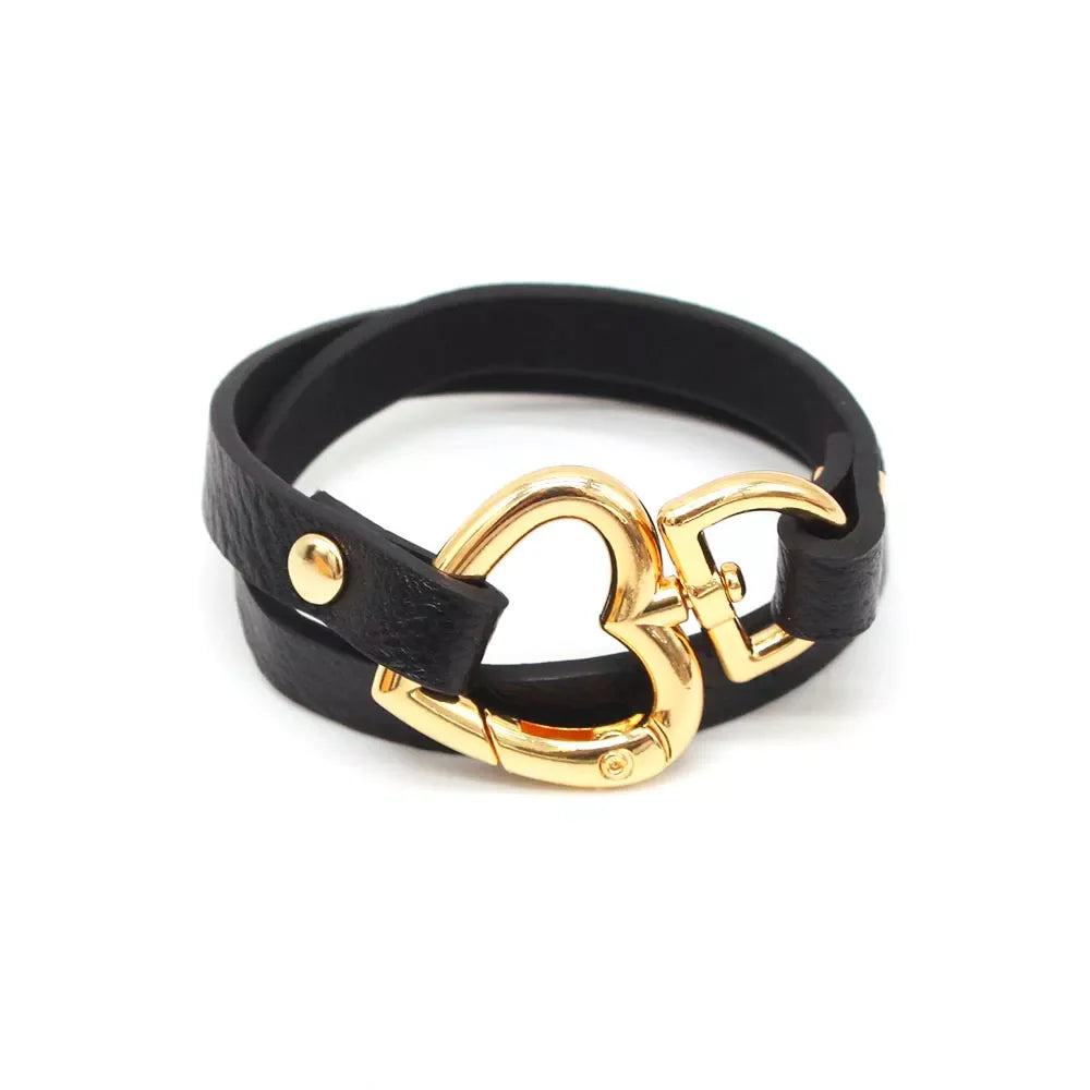 Schwarzes Lederarmband mit goldener Herzschnalle, modisches Accessoire für Damen.