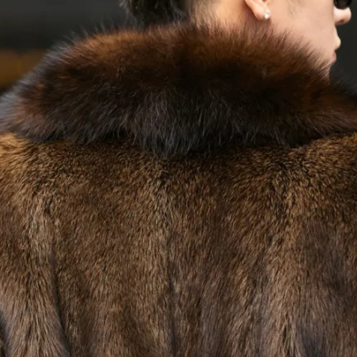 Brauner Pelzmantel, luxuriöses Design, weiches Fell, elegante Mode, Winterbekleidung.