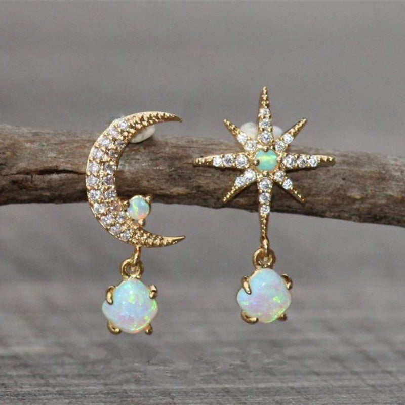 Goldene Ohrringe mit Mond- und Sternmotiv, Opalsteinen, funkelnde Zirkonia, Schmuck für Damen.